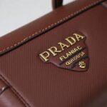 Jak nosić nerkę: modne stylizacje i porady na każdą okazję